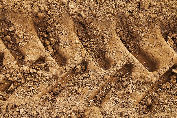 pneu faixas na lama - dirt road textured dirt mud imagens e fotografias de stock
