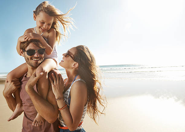 godetevi le cose semplici della vita - family beach cheerful happiness foto e immagini stock