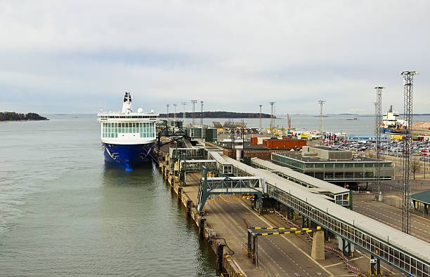 승객이 크루즈 (헬싱키 포트 - passenger ship ferry crane harbor 뉴스 사진 이미지