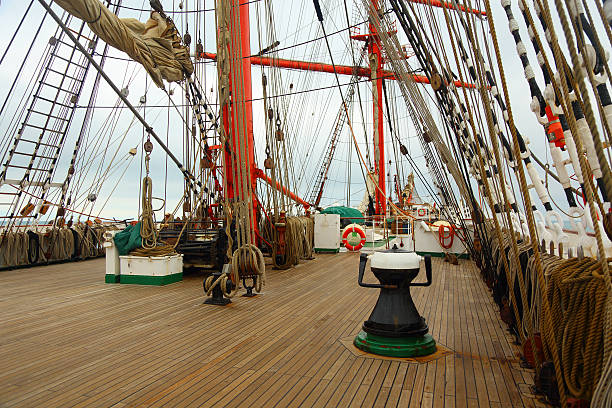 bela vista do deck de um barco à vela - convés - fotografias e filmes do acervo