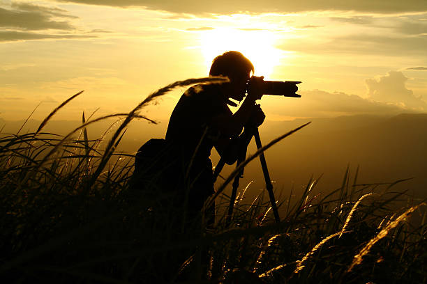 silhouette der fotograf - photographer camera tripod paparazzi photographer stock-fotos und bilder