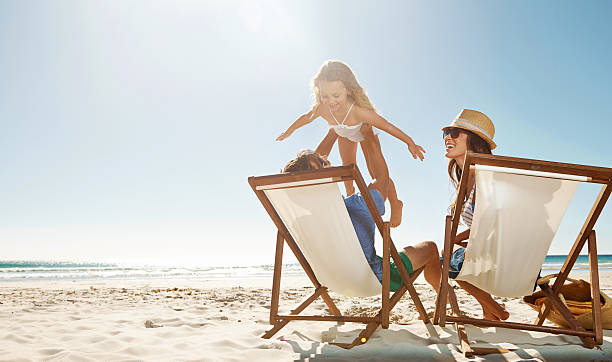 dzieci są cenne prezenty niebios - beach two parent family couple family zdjęcia i obrazy z banku zdjęć