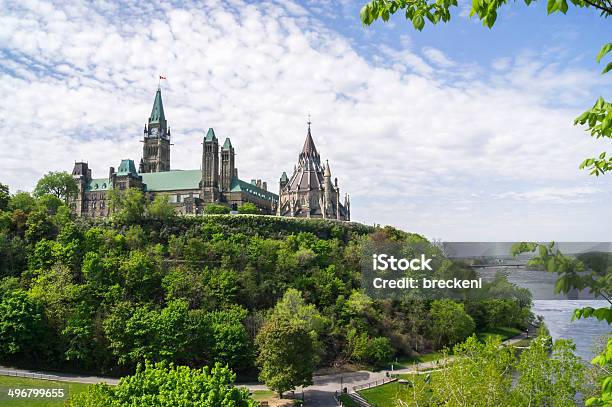 Foto de Parliament Hill E Do Rio e mais fotos de stock de Arquitetura - Arquitetura, Bandeira Canadense, Canadá