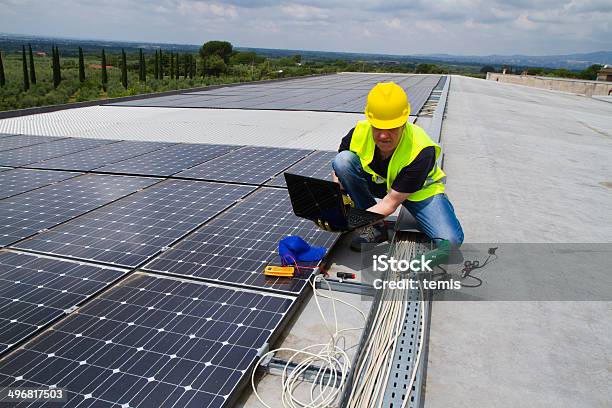 Foto de Trabalhador Photovoltaic Qualificados e mais fotos de stock de Artigo de vestuário para cabeça - Artigo de vestuário para cabeça, Capacete - Equipamento, Capacete de trabalho