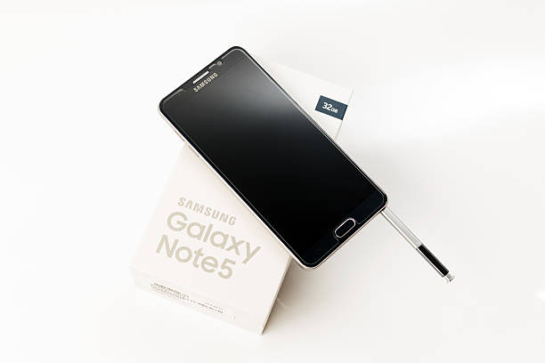 novo smartphone samsung galaxy observação 5 com a caneta - editorial concepts and ideas retail place store - fotografias e filmes do acervo