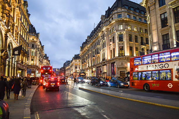 照明付きのストリートロンドンの夜には、 - bus taxi london england double decker bus ストックフォトと画像
