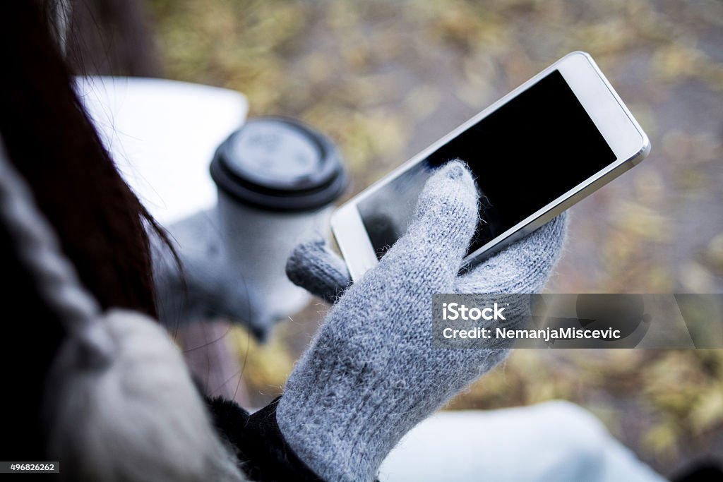 Mädchen mit Kaffee und Handy - Lizenzfrei Telefon Stock-Foto