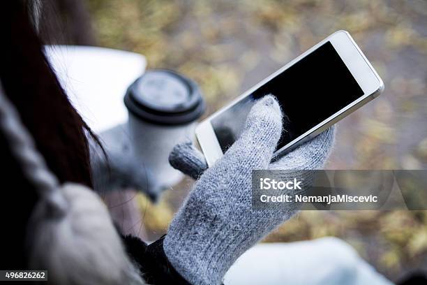 Mädchen Mit Kaffee Und Handy Stockfoto und mehr Bilder von Telefon - Telefon, Winter, Handschuh
