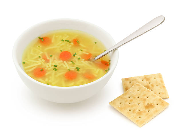 sopa de pollo con fideos y galletas - soup chicken soup chicken noodle soup food fotografías e imágenes de stock