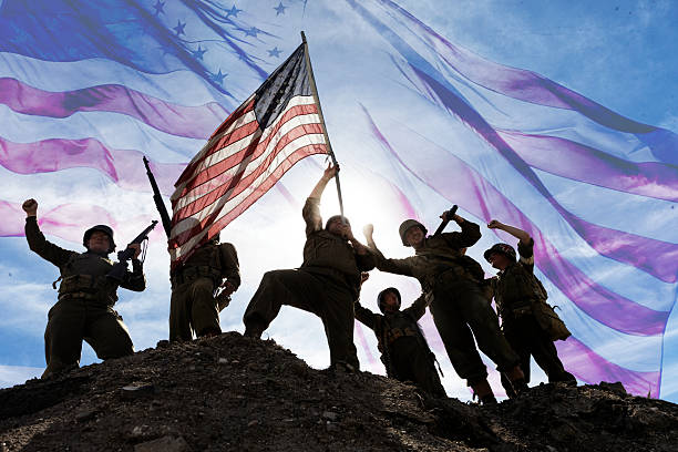нам армии-солдат на холм с американским флагом - us marine corps стоковые фото и изображения