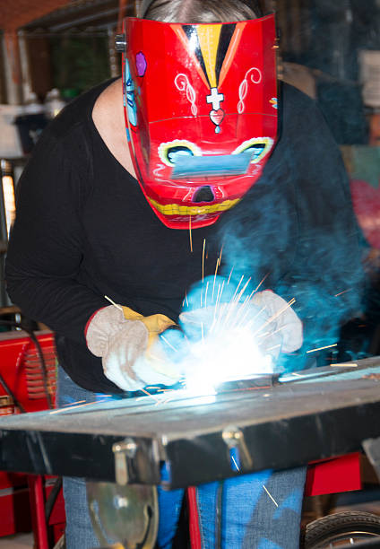 welder- 상석 female, 장식된 용접 마스크 7nef - craft welding torch female welder 뉴스 사진 이미지