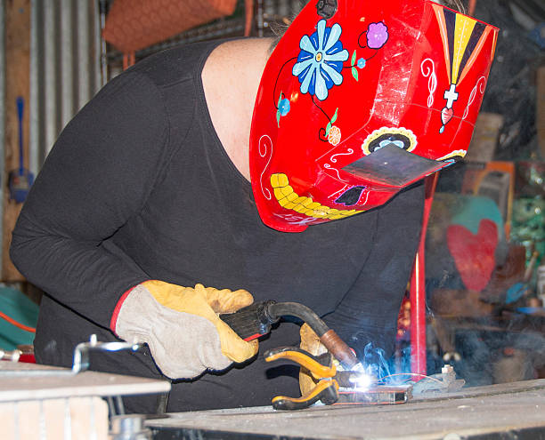 welder- 상석 female, 장식된 용접 마스크 2.nef - craft welding torch female welder 뉴스 사진 이미지