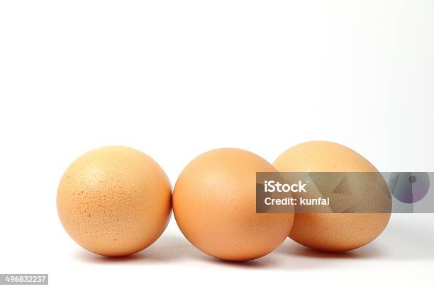 Foto de Três Ovos Marrom e mais fotos de stock de Alimentação Saudável - Alimentação Saudável, Branco, Café da manhã