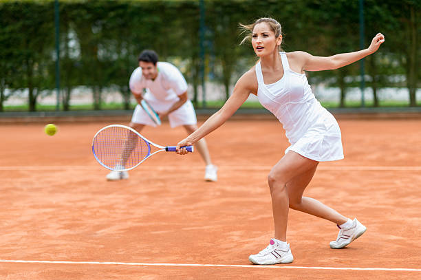 pareja jugando al tenis - tennis couple women men fotografías e imágenes de stock