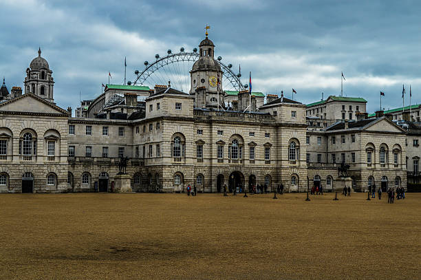 palazzo delle guardie a cavallo-londra, regno unito - london england park whitehall street palace foto e immagini stock