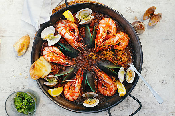 paella de pescados y mariscos - spanish cuisine fotografías e imágenes de stock