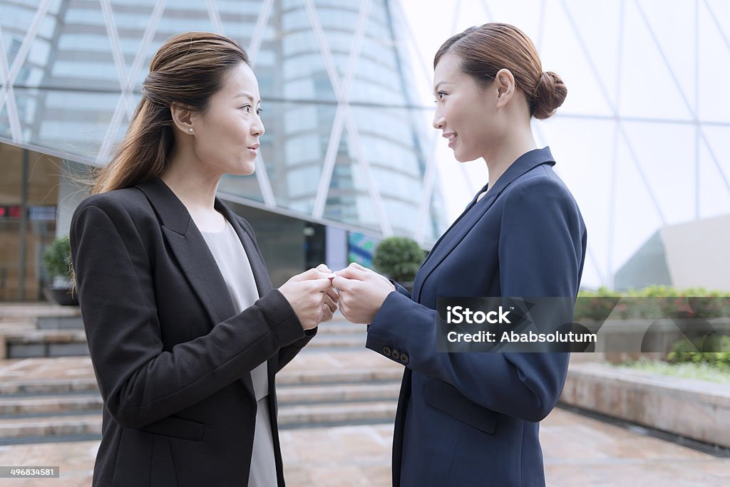 Donna con carta aziendale cinese a Hong Kong, Asia - Foto stock royalty-free di Affari