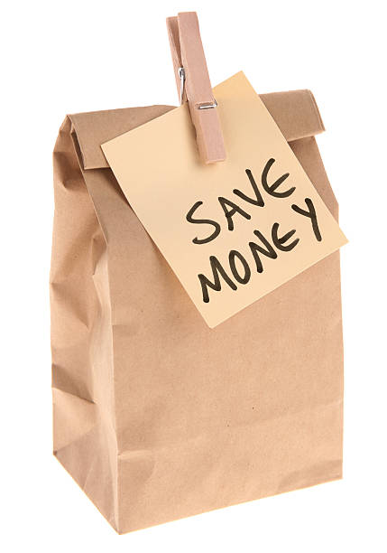guardar dinheiro-mensagem no saco de papel pardo em branco - adhesive note note pad clothespin reminder imagens e fotografias de stock