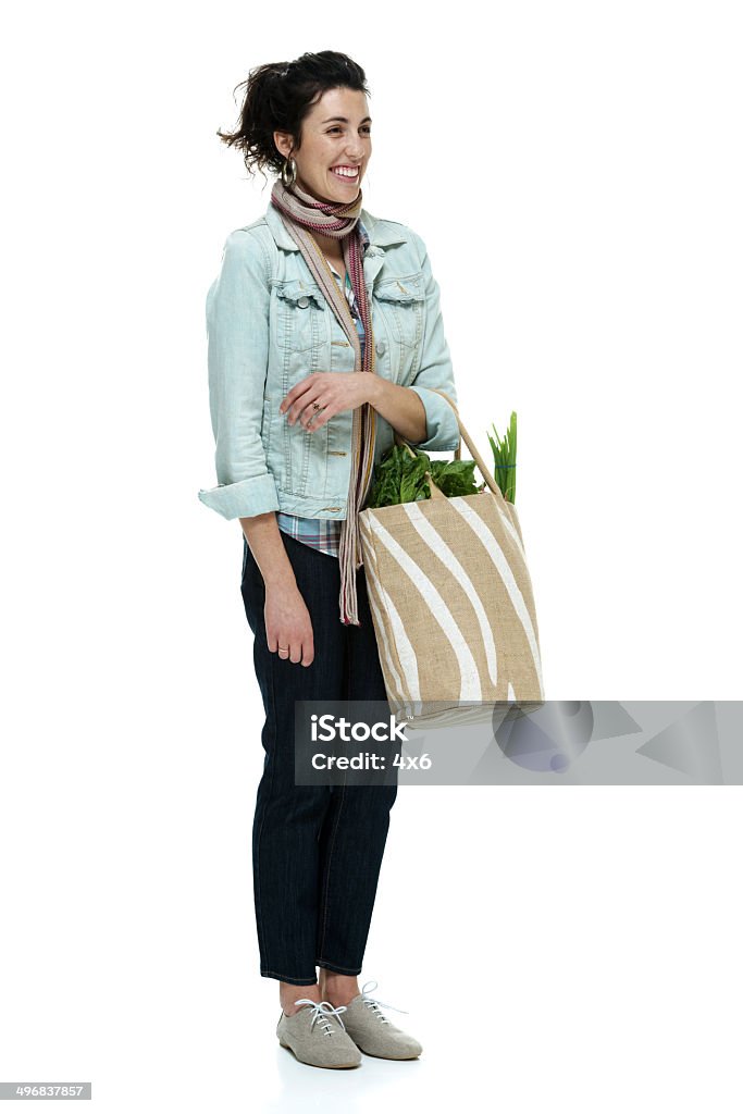 Uśmiechnięta kobieta Trzymając worek warzyw - Zbiór zdjęć royalty-free (Kobiety)