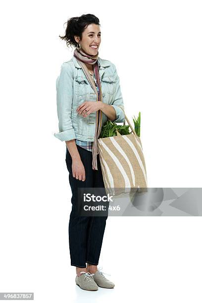 Mulher Sorridente Segurando Um Saco De Legumes - Fotografias de stock e mais imagens de Figura para recortar - Figura para recortar, Mulheres, Só Uma Mulher