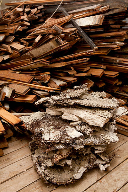 grande pilha de madeira de lei durante a construção - mold molding house moulding - fotografias e filmes do acervo