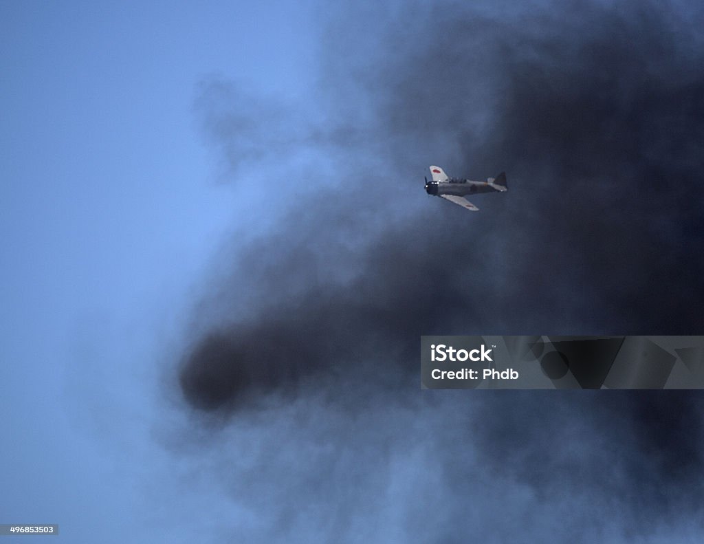 Japonés cero volar a través de humo - Foto de stock de Ataque a Pearl Harbor libre de derechos