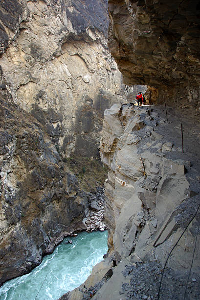 garganta del salto del tigre (hutiaoxia) cerca de lijiang, provincia de yunnan, china - jumping ravine tiger sky fotografías e imágenes de stock