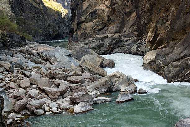 garganta del salto del tigre (hutiaoxia) cerca de lijiang, provincia de yunnan, china - jumping ravine tiger sky fotografías e imágenes de stock