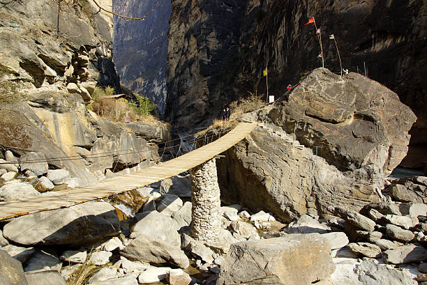 garganta del salto del tigre (hutiaoxia) cerca de lijiang, provincia de yunnan, china - jumping ravine tiger sky fotografías e imágenes de stock