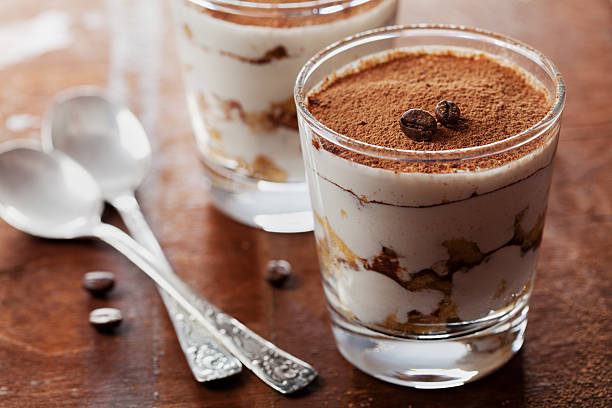 tiramisu, wykonane z ladyfingers i ser mascarpone - tiramisu dessert italian culture spoon zdjęcia i obrazy z banku zdjęć