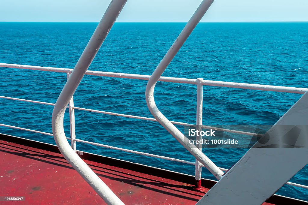 Pulpits al mezzo di trasporto marittimo sul mare - Foto stock royalty-free di Acciaio