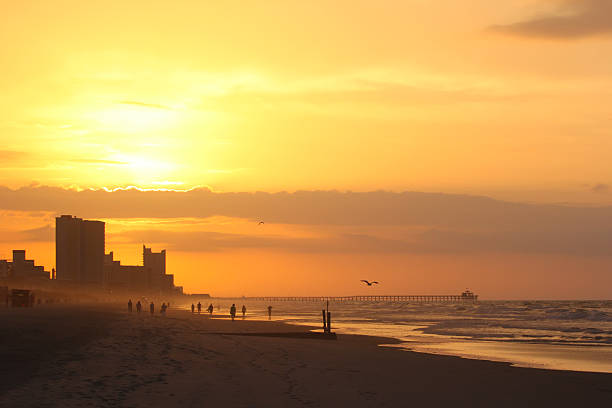 Dourado brilhante nascer do sol sobre a praia pela manhã - foto de acervo