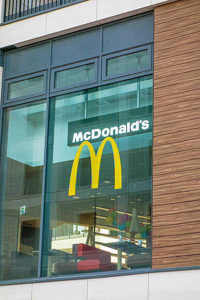 マクドナルドのファーストフード」－ウィンドウにロゴ - mcdonalds french fries branding sign ストックフォトと画像
