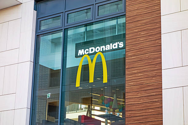 マクドナルドのファーストフード」－ウィンドウにロゴ - mcdonalds french fries branding sign ストックフォトと画像
