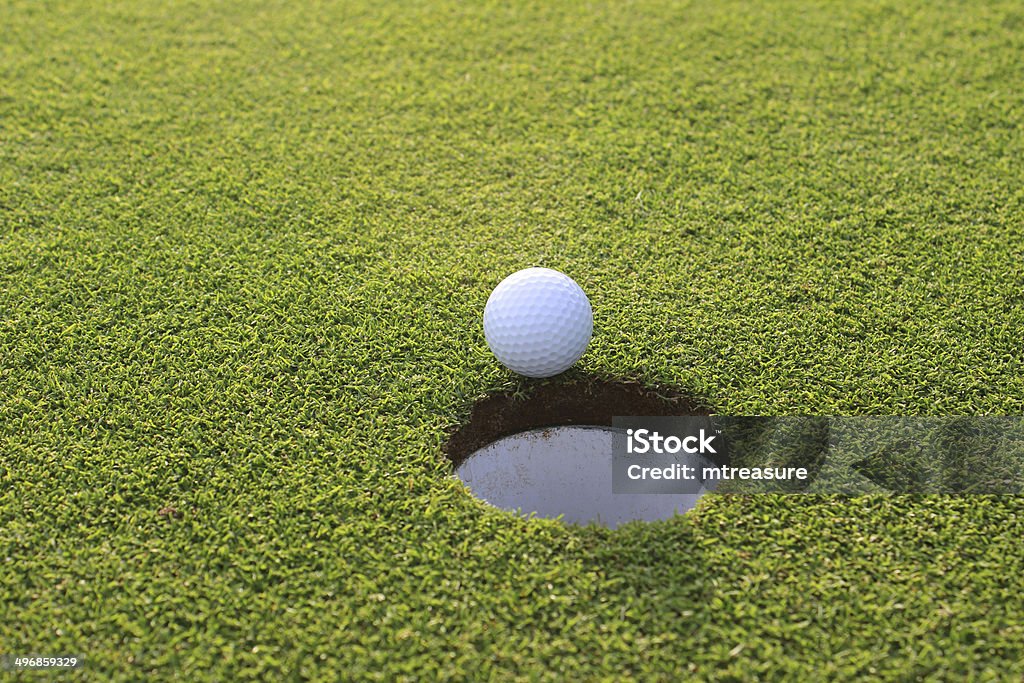 Imagen de bola en el putting green de golf del orificio en - Foto de stock de Exactitud libre de derechos