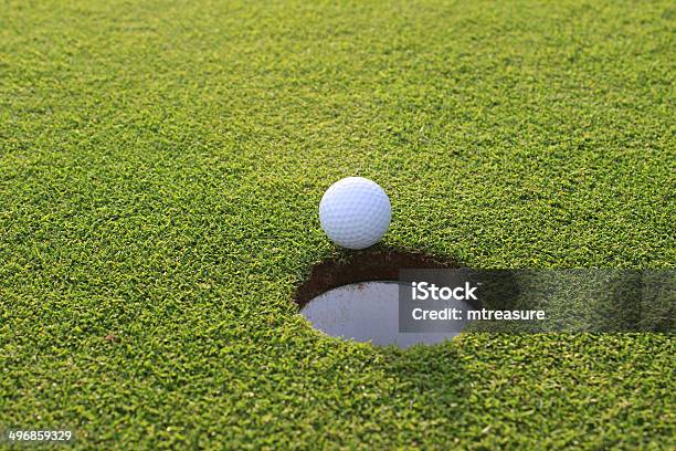 Imagen De Bola En El Putting Green De Golf Del Orificio En Foto de stock y más banco de imágenes de Exactitud