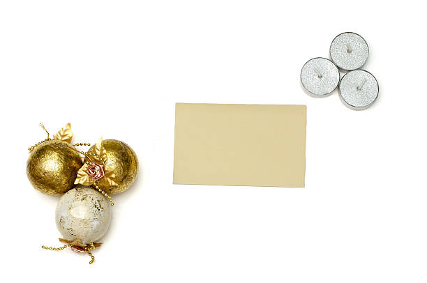 árvore de natal com bolas e velas de saudações - christmas tree bead humor imagens e fotografias de stock
