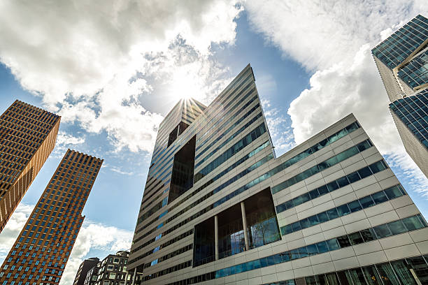 modernos edificios de oficinas en amsterdam. - amsterdam netherlands city skyline fotografías e imágenes de stock