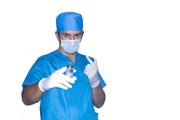 cirurgião posando com injecção - one person looking at camera male posing imagens e fotografias de stock