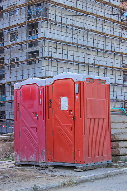ポルタトイレで建設現場 - porta potty ストックフォトと画像