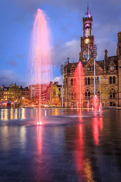 bradford ayuntamiento en la noche - bradford england fotografías e imágenes de stock