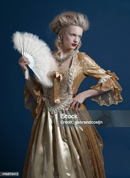 レトロなバロックファッション女性ゴールドのドレスを着ている ファンを押します - バロック様式のストックフォトや画像を多数ご用意 - バロック様式, 女性, ドレス
