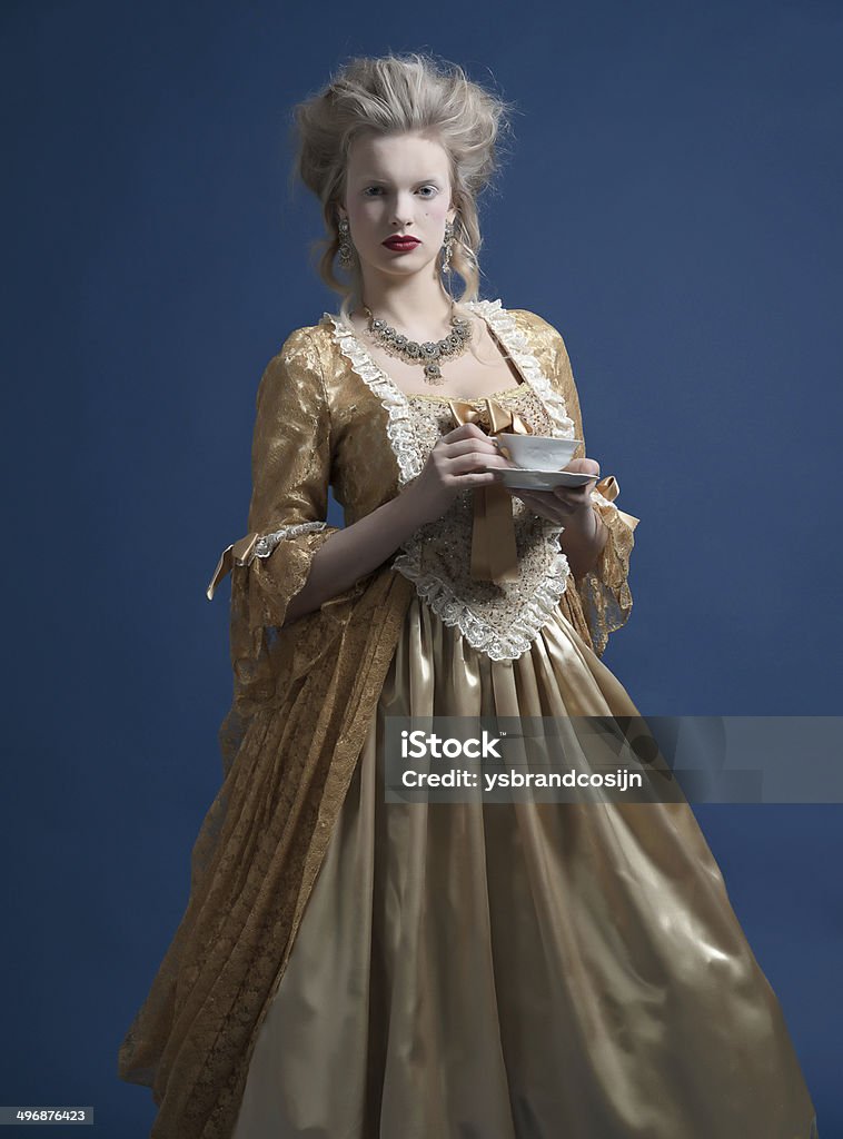 Mujer moda barroca Retro vestido dorado de uso. - Foto de stock de Barroco libre de derechos