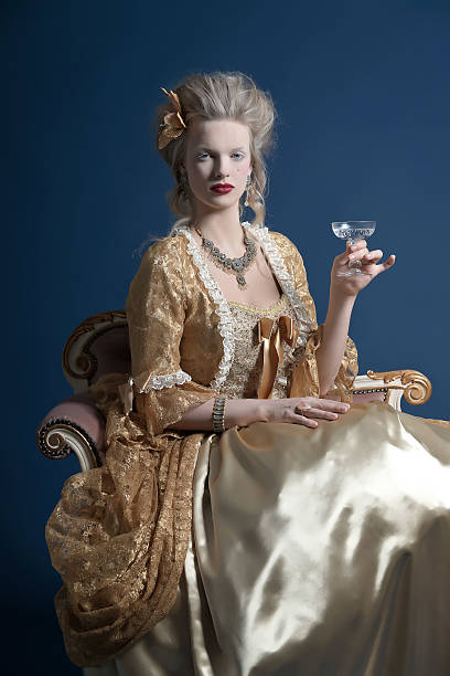 mujer moda barroca retro vestido dorado de uso.  sosteniendo vino de vidrio. - renaissance women queen fashion fotografías e imágenes de stock