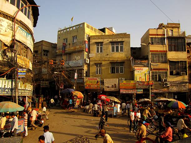 cena de rua ocupado em delhi, índia - developing countries urban scene outdoors horizontal imagens e fotografias de stock