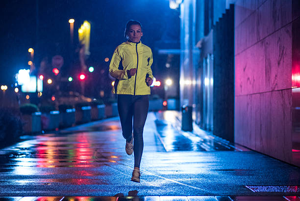mulher jogging na cidade - night running imagens e fotografias de stock