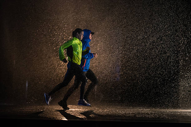 homem e mulher jogging na cidade - night running imagens e fotografias de stock