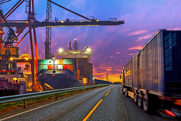 camión en puerto - nautical vessel business cargo container shipping fotografías e imágenes de stock