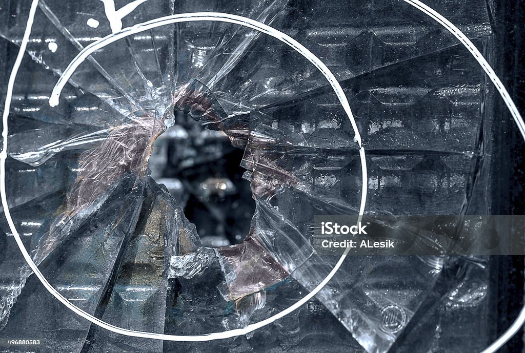 Broken ventana con un agujero de bala en el medio - Foto de stock de Abstracto libre de derechos