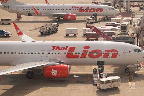 tailandês leão de avião no aeroporto internacional não mueang. - luggage cart imagens e fotografias de stock